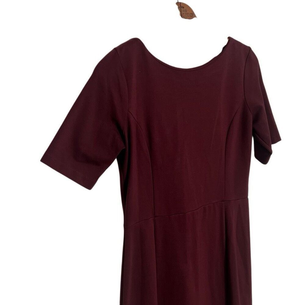 Ann Taylor Ponte Knit V-Back Short Sleeve Stretch Sheath Dress Burgundy Size 4 - Picture 4 of 12